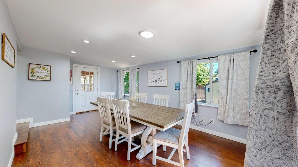 Fotografie z fotogalerie ubytování Family Home in Arvada with king beds and bunkbed v destinaci Westminster