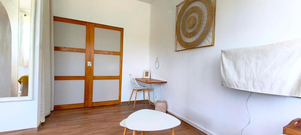 Giường trong phòng chung tại Tiny Om tank and pool, work in progress