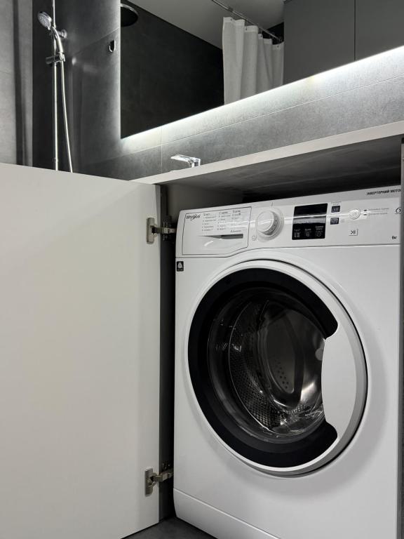 een witte wasmachine en droger in een keuken bij New Business-Class Apartament з генератором Varshavsky Retroville in Kiev