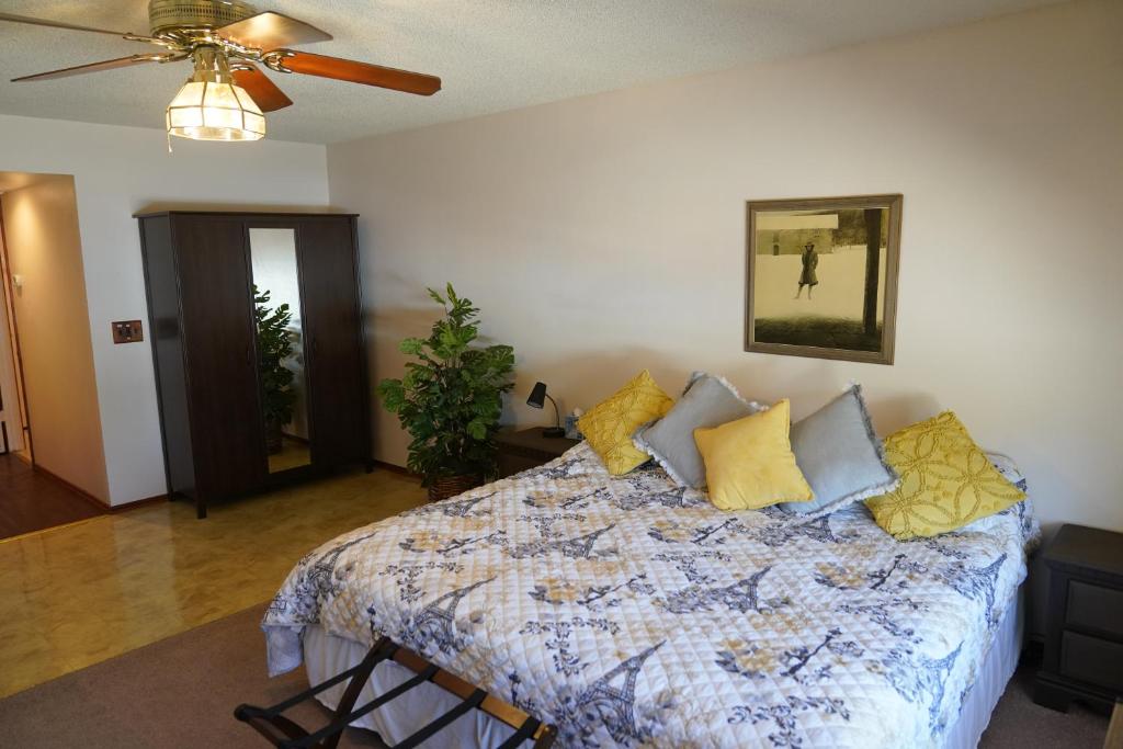 Haven on Indigo في ميسا: غرفة نوم بسرير مع مخدات صفراء و زرقاء