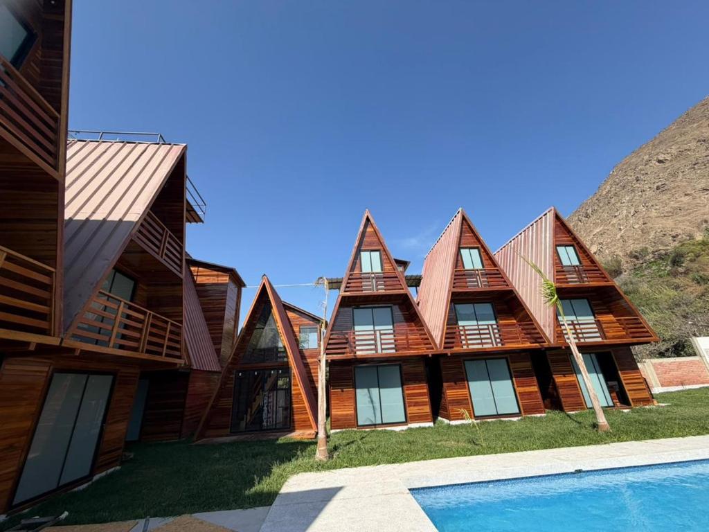 Swimmingpoolen hos eller tæt på Alpinas Natural Suites