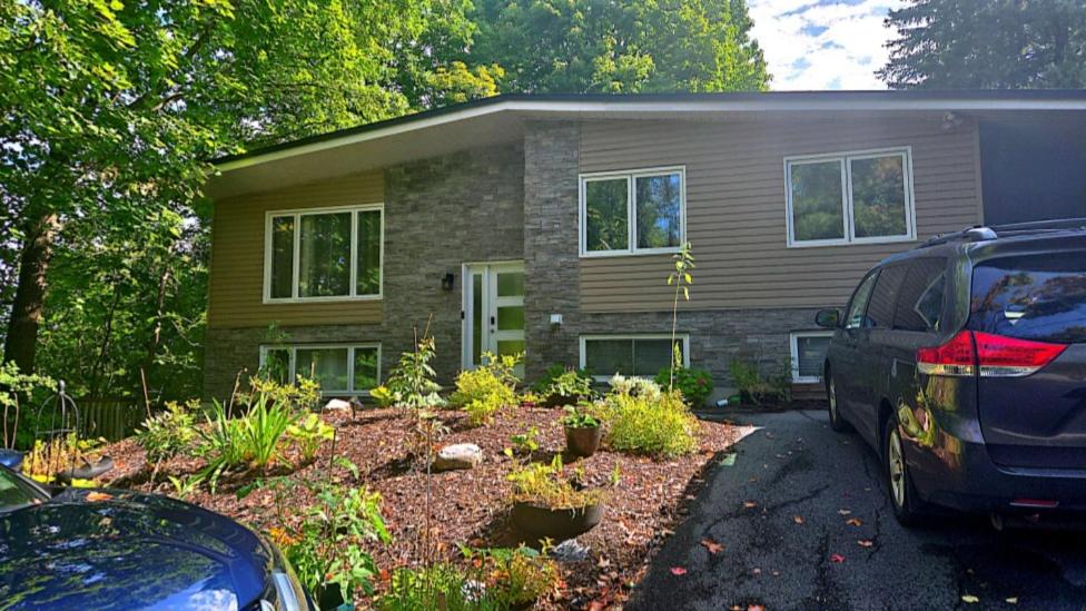 een huis met een auto ervoor geparkeerd bij Nature view retreat in Gatineau