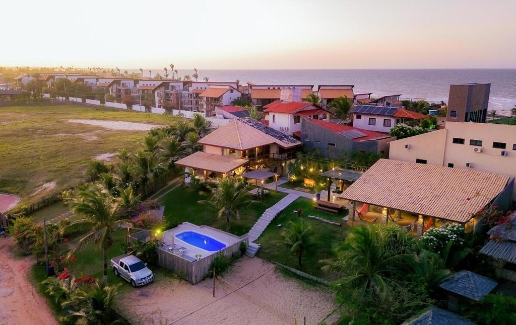 an aerial view of a house on the beach at Casa Tavarua na Taíba in Taíba