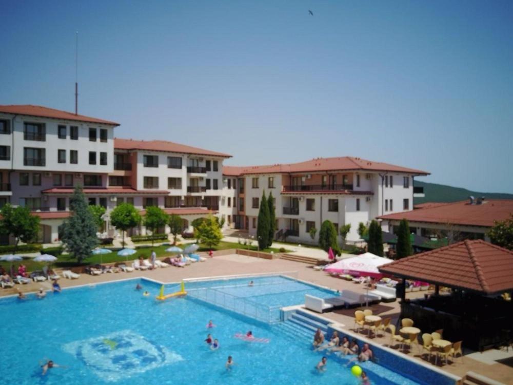 ein großer Swimmingpool mit Menschen in einem Hotel in der Unterkunft Harmony Hills Tomovi Casa 16 in Rogachevo