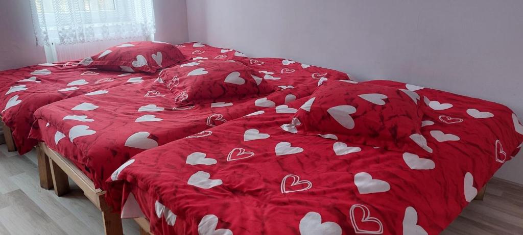 En eller flere senge i et værelse på Casă Ghimbav -Brasov