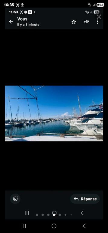 een televisiescherm met een afbeelding van een haven bij La Pepa in Valencia