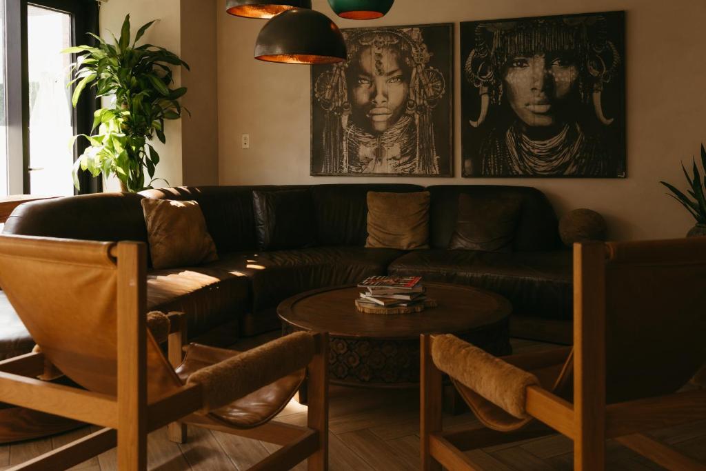 ein Wohnzimmer mit Sofa und Tisch in der Unterkunft CODA Williamsburg in Brooklyn