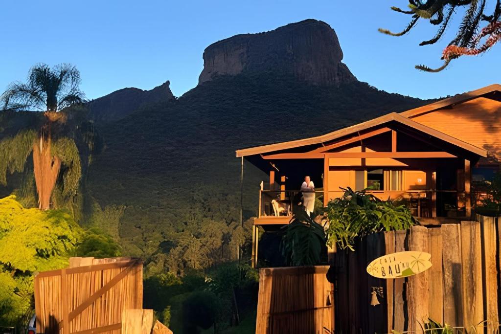 una casa con una montagna sullo sfondo di Casa Baú’au Vista Única Conforto em Familia a São Bento do Sapucaí