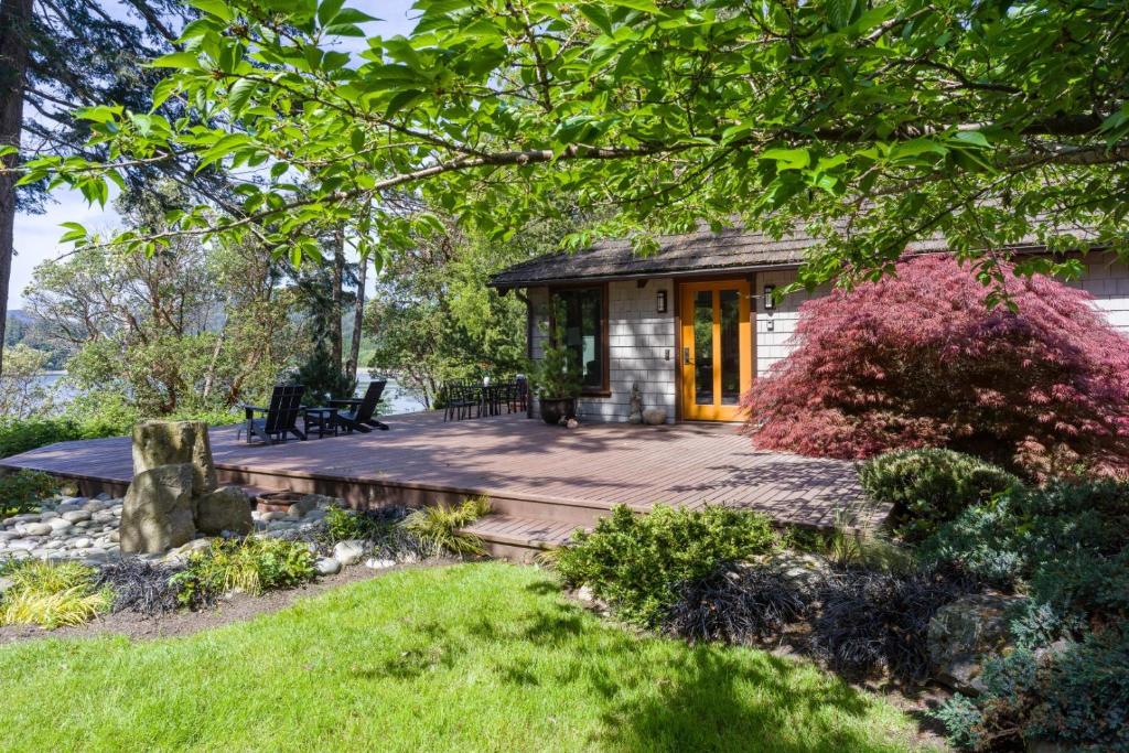 Сад в Luxe Beachfront, Hot Tub, Kayaking, Walk to Town