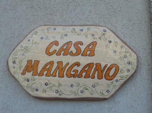 Una señal que dice Casa Maranza en una pared en Etna Case Mangano, en Linguaglossa