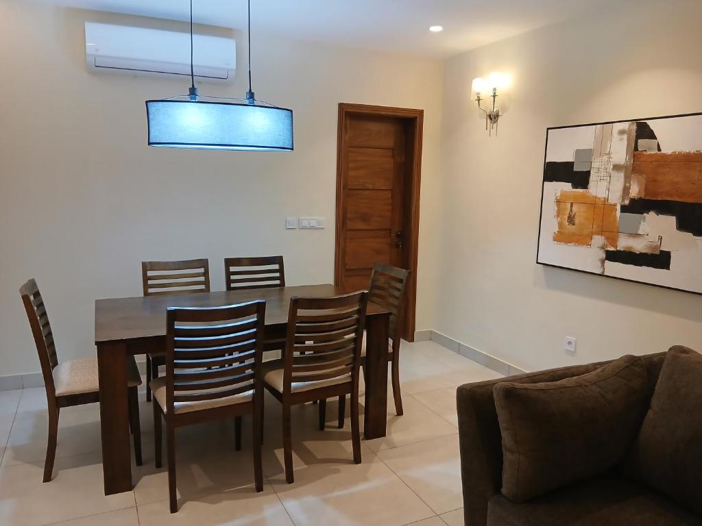 ein Esszimmer mit Tisch und Stühlen in der Unterkunft Residence Helice in Kinshasa