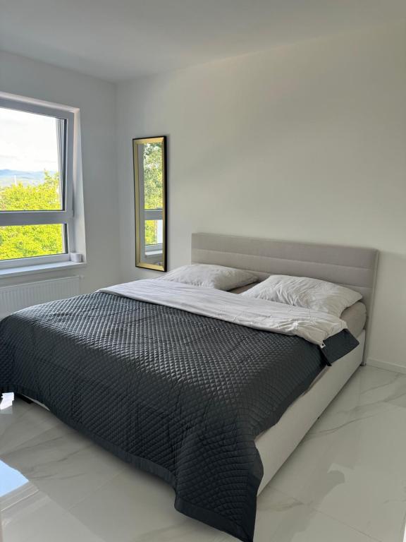 Ένα ή περισσότερα κρεβάτια σε δωμάτιο στο Luxury Castle View Apartment Trenčín