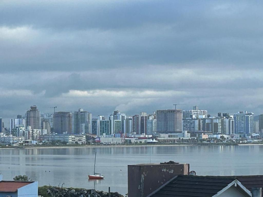 una grande città con un grande specchio d'acqua ed edifici di Casa Maria Mar a São José