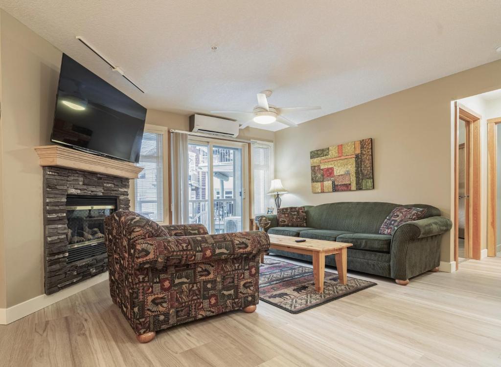 Χώρος καθιστικού στο Cozy 2BR-5BD Suite - Mountain Views - Htd Parking