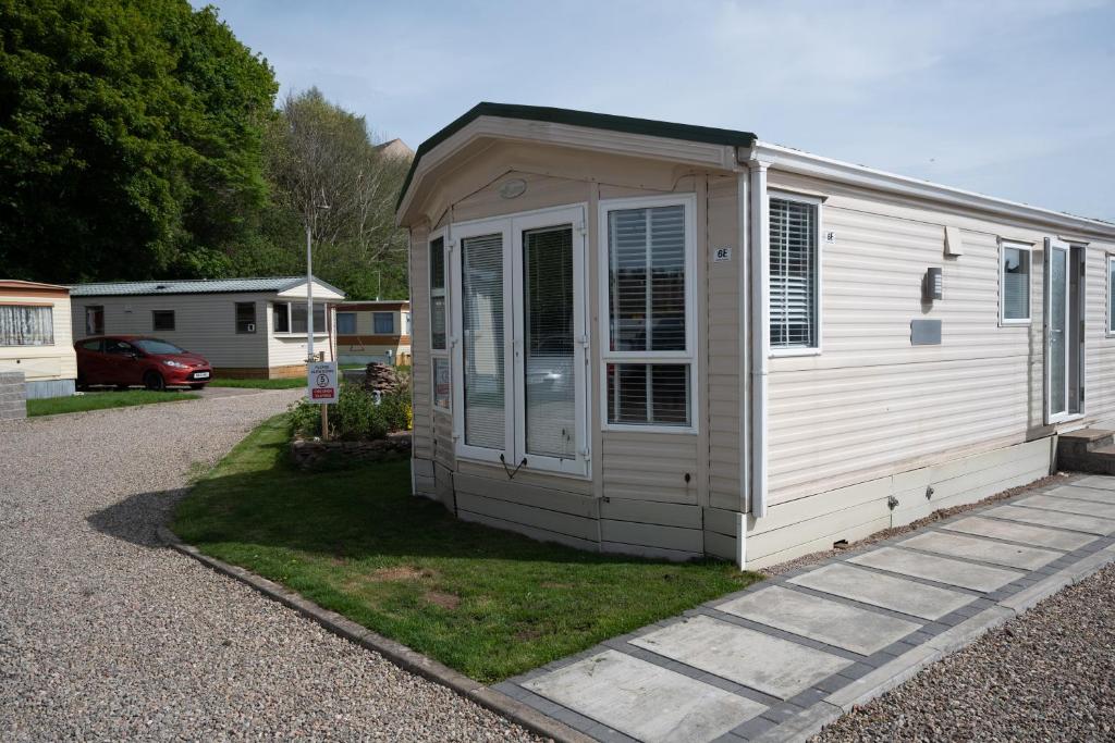 une petite cabane avec une porte dans une allée dans l'établissement No16 Caravan, home from home, à Angus