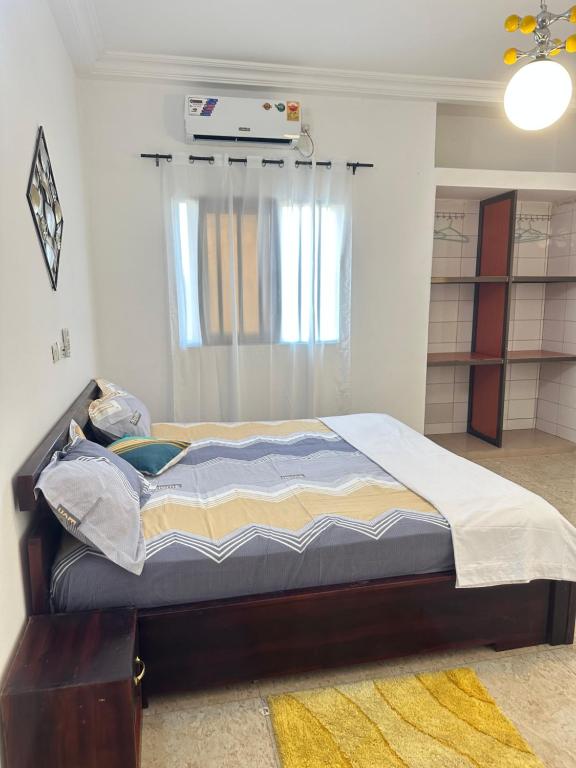 ein Schlafzimmer mit einem Bett in einem Zimmer in der Unterkunft Deckon 