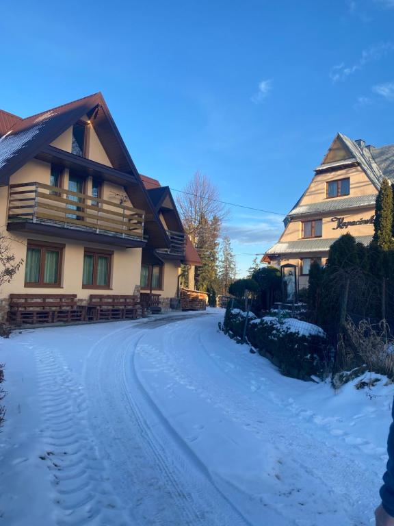 een met sneeuw bedekte weg voor een huis bij Kapacówka in Zakopane