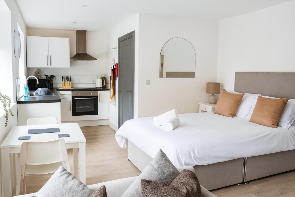 una camera da letto con un letto grande e una cucina di Flat 1 - Eign St Hereford a Hereford