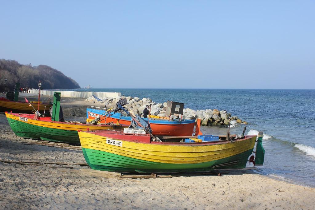 Un grupo de barcos coloridos sentados en la playa. en Kawalerka nad Zatoką, en Gdynia