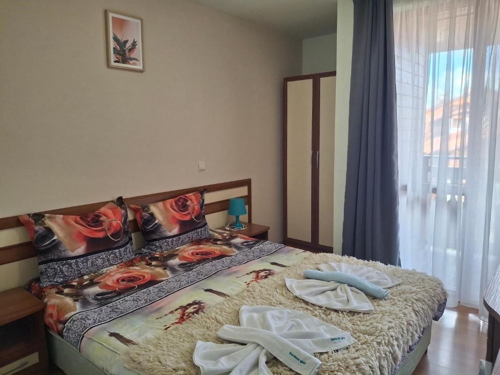 En eller flere senge i et værelse på Илен C411 Panorama Resort Bansko