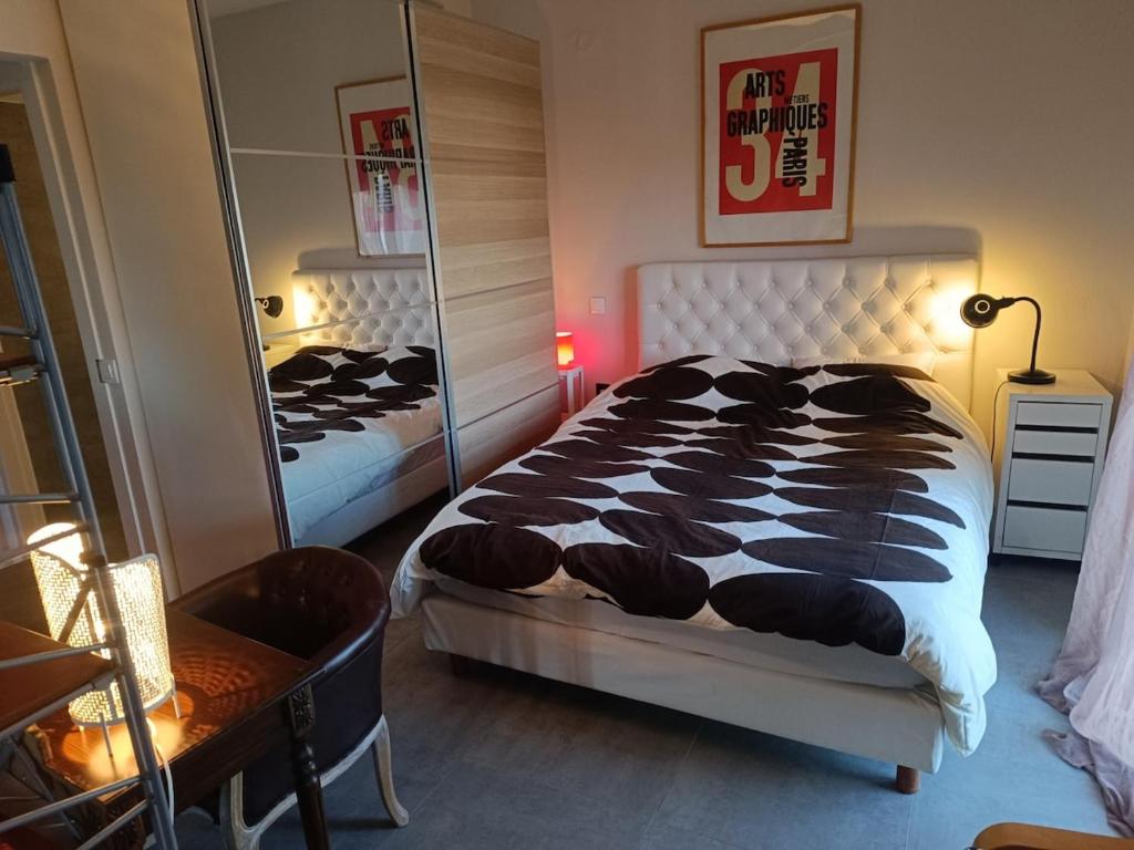 En eller flere senge i et værelse på Platanos Nest -Pet Friendly