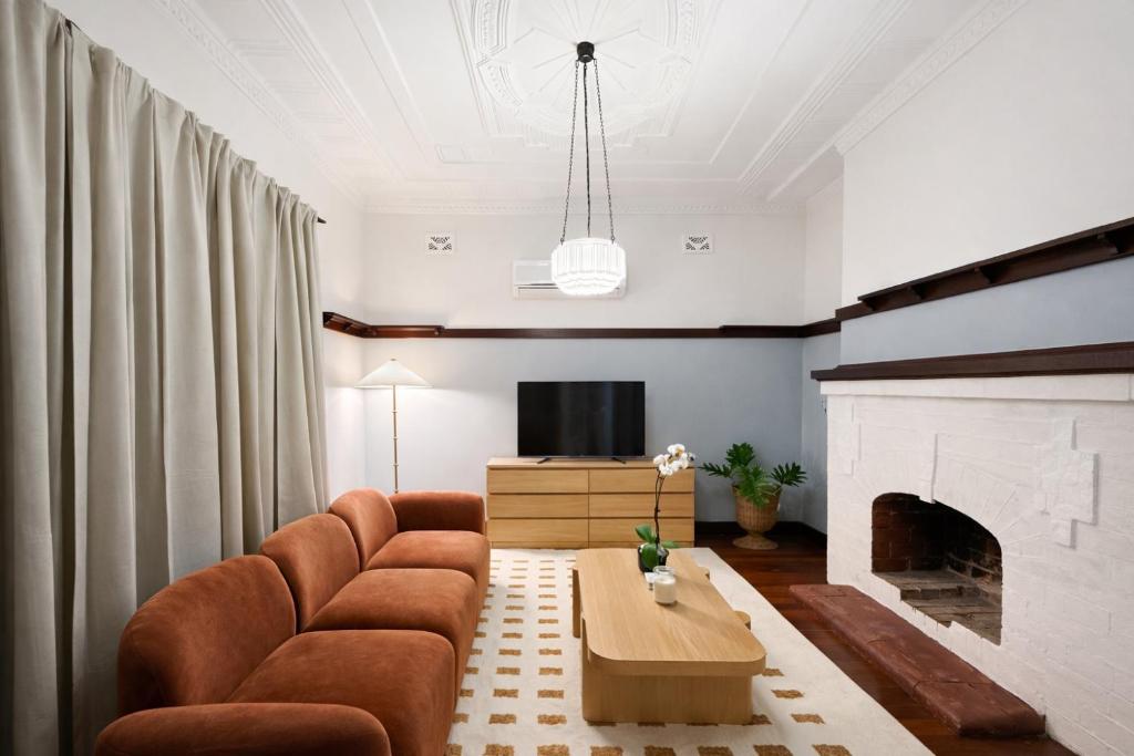 een woonkamer met een bank en een open haard bij Perth Boutique Heritage in Perth