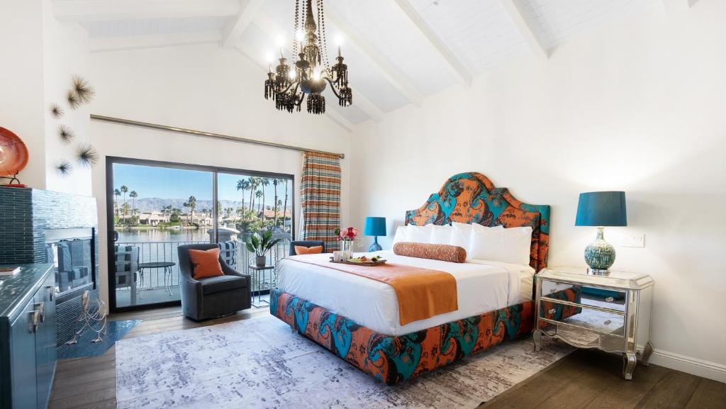 Postel nebo postele na pokoji v ubytování The Chateau at Lake La Quinta