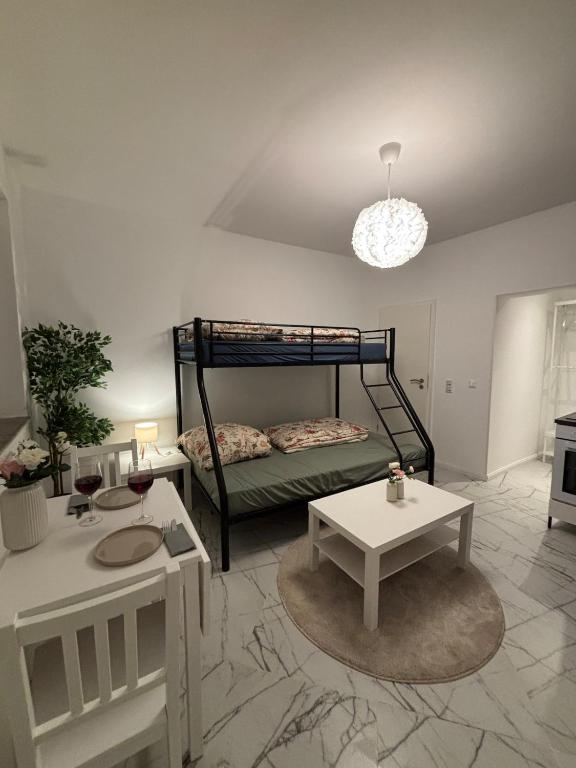 a room with a bunk bed and a table at Cologne 20 min Tram 1 min, Top City Apartment in Niederdorla