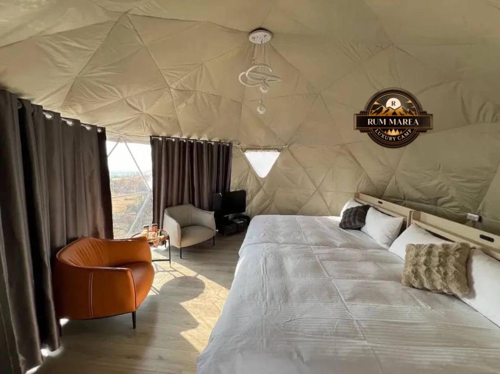 een slaapkamer met een groot bed in een tent bij RUM MAREA lUXURY CAMP in Wadi Rum