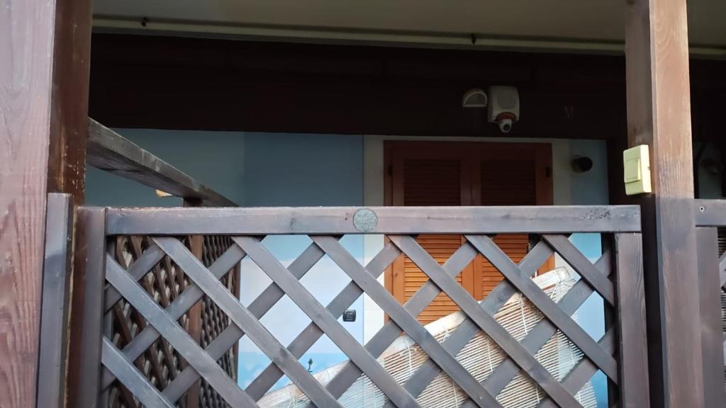 een poort naar een huis met een veranda bij Giro di Bitta in Giovinazzo