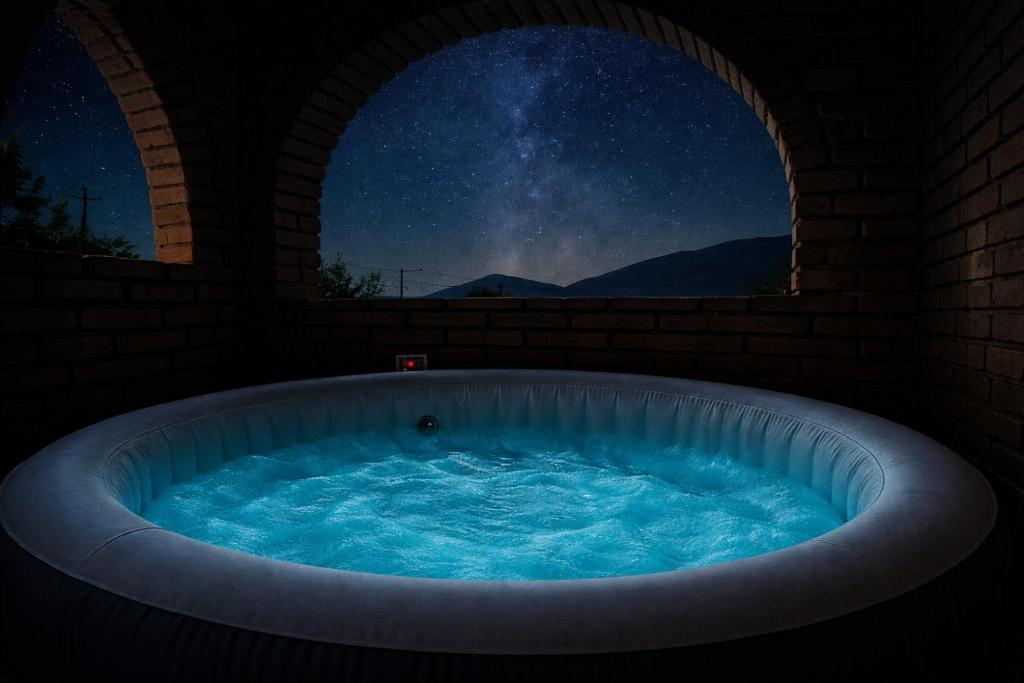 een jacuzzi met uitzicht op de sterren bij Hotel Flamora-Valle de Gudalupe in Francisco Zarco