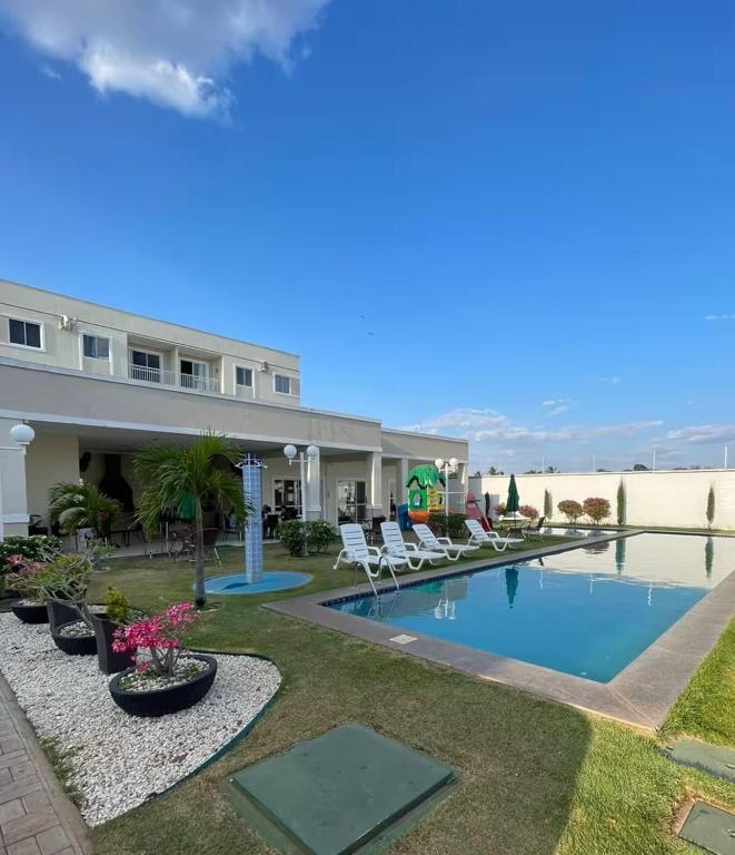 Swimmingpoolen hos eller tæt på Apartamento térreo em condomínio 24 hrs