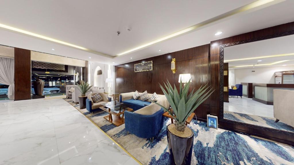 麦地那أونيسن المدينة的客厅里有一张沙发和一张桌子。