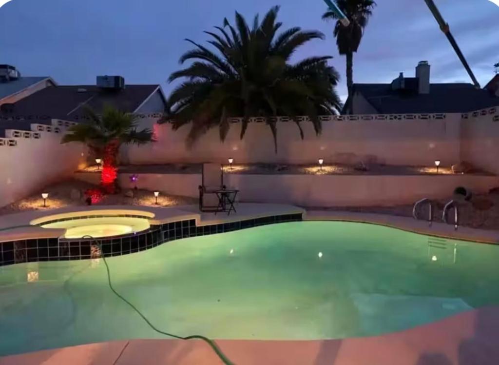 Πισίνα στο ή κοντά στο Vegas house with pool
