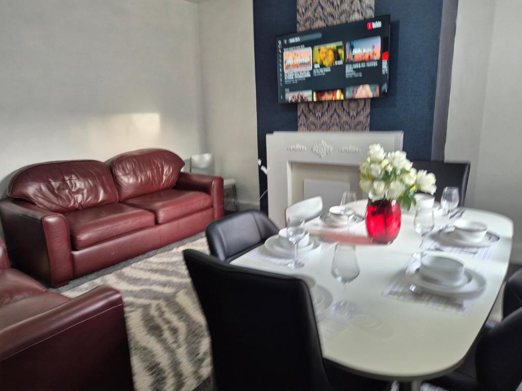 Cozy 4Bedroom Home in Hermitage Street Rishton - Premier Appartement Met 4 Slaapkamers