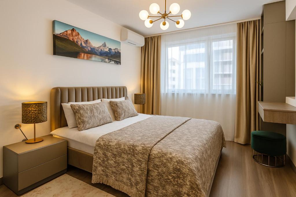 una stanza d'albergo con un letto e una finestra di OnTop Apartments a Braşov