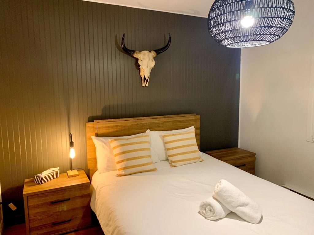 een slaapkamer met een bed met een stierenkop aan de muur bij Condos Mont-Trinité in Saint-Michel-des-Saints