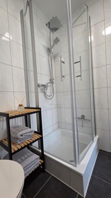 un bagno con doccia e vasca da bagno di MaxMir - Tannenweg Iserlohn a Iserlohn