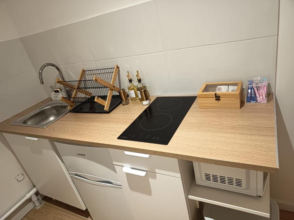 una cucina con un lavello e un piano di lavoro di Studio Luz a Bois-Colombes