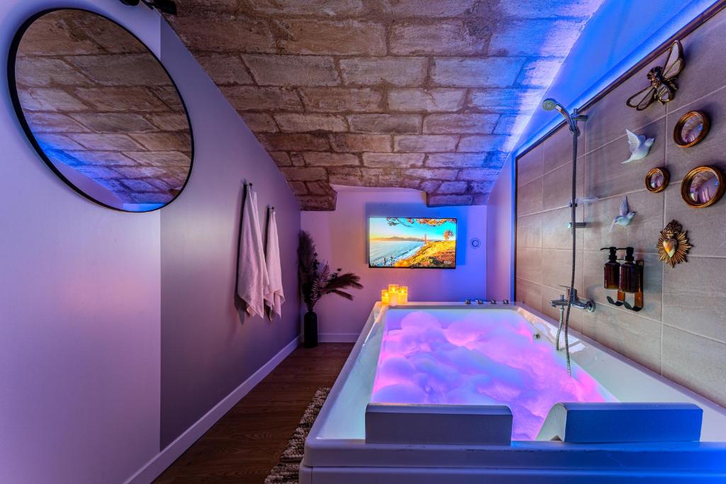 Suite d'Exception sous Voûtes avec Spa & Cinéma