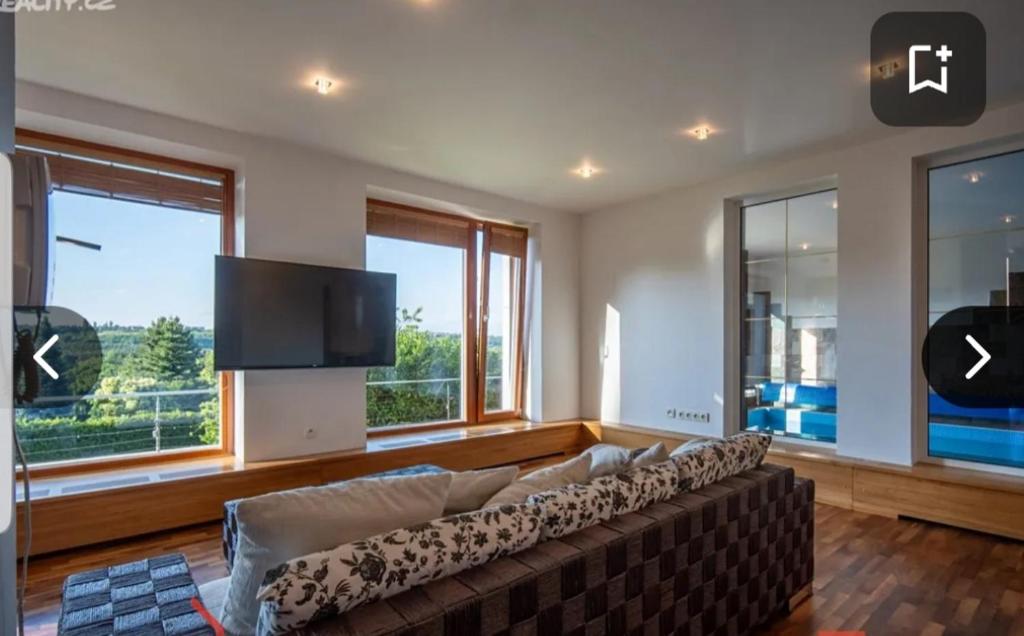 een woonkamer met een bank en een flatscreen-tv bij Lucky 55 in Praag