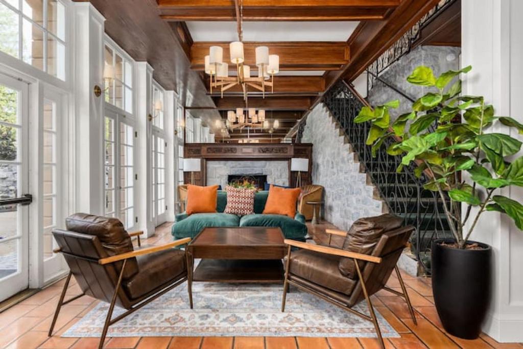 een woonkamer met een bank, een tafel en stoelen bij Sonoma Stonehouse Suite 10 in Bak