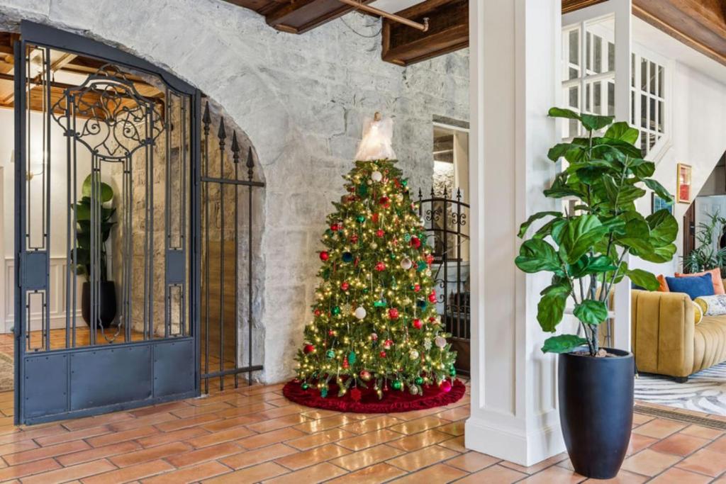 een kerstboom in een kamer met een poort bij Sonoma Stonehouse Suite 9 in Bak