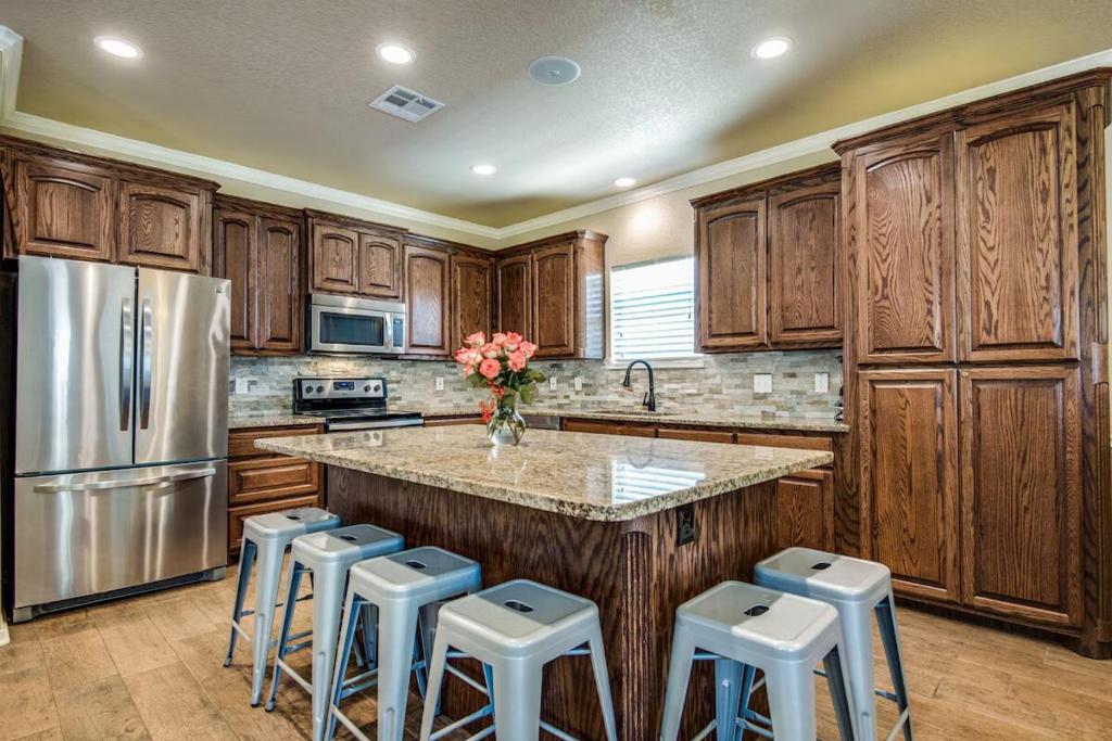 Kuchyň nebo kuchyňský kout v ubytování River Ridge on the Guadalupe - Riverfront with Large Deck, Direct Float Access & Cliff Side Views