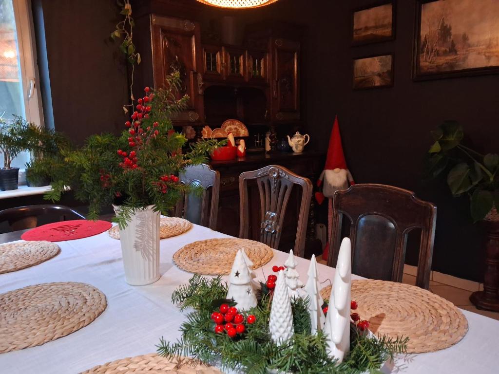einen Esstisch mit Weihnachtsdekoration darauf in der Unterkunft Relaks w boberkach Prywatna sala do Bilarda in Bobrowiec