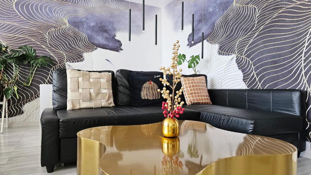Big apt for 10p parking free close station metro