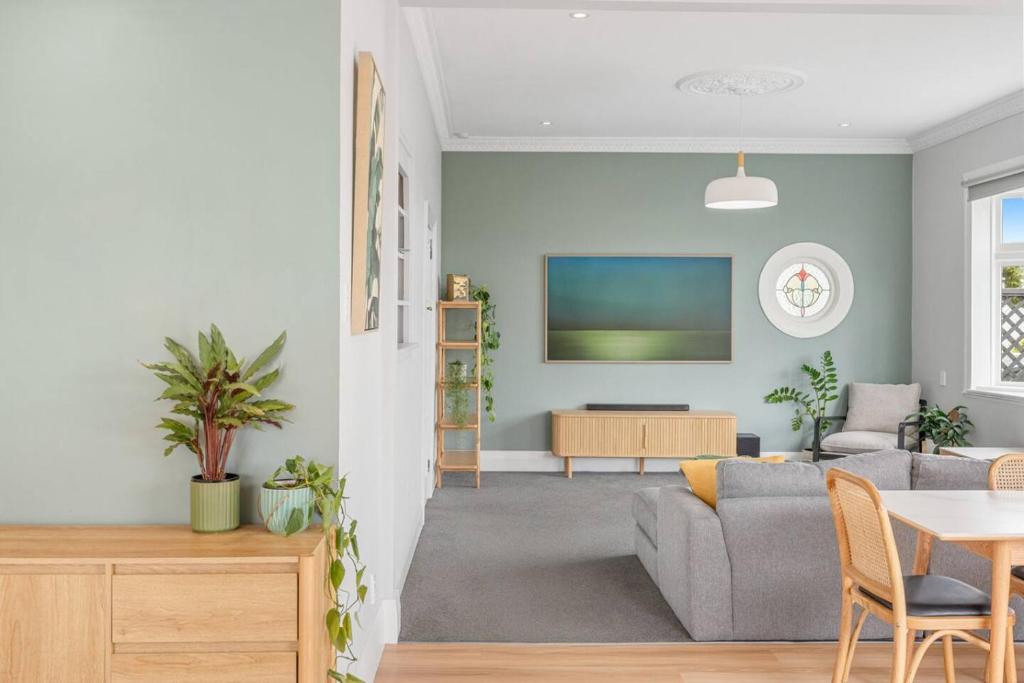 Khu vực ghế ngồi tại Tranquil Garden Retreat - 3min from CBD