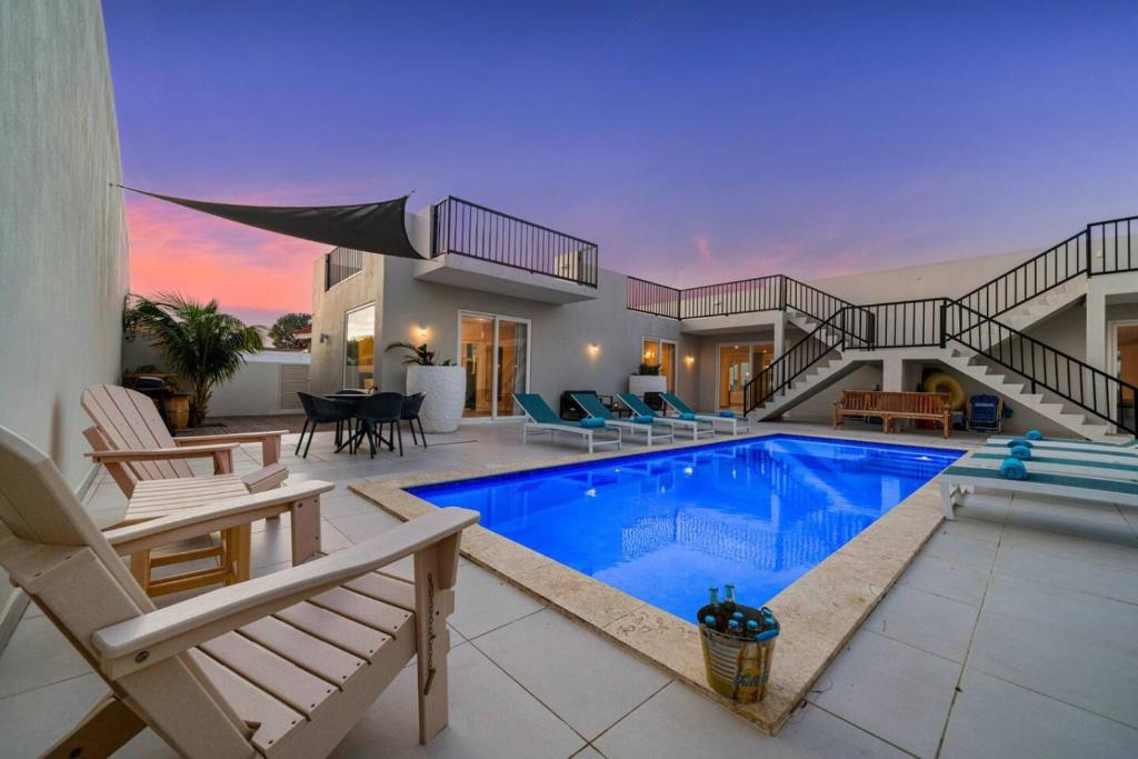 eine Villa mit Swimmingpool und ein Haus in der Unterkunft DayDream Villa in Palm-Eagle Beach