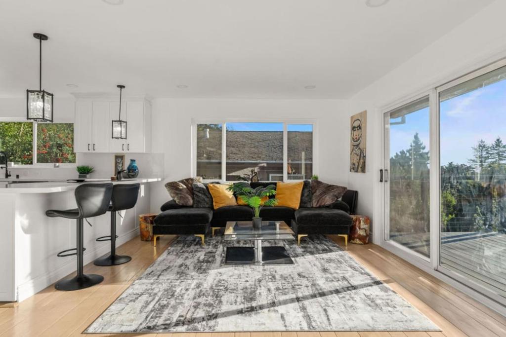 un soggiorno con un divano e un tavolo di Bayview Bliss a Canyon