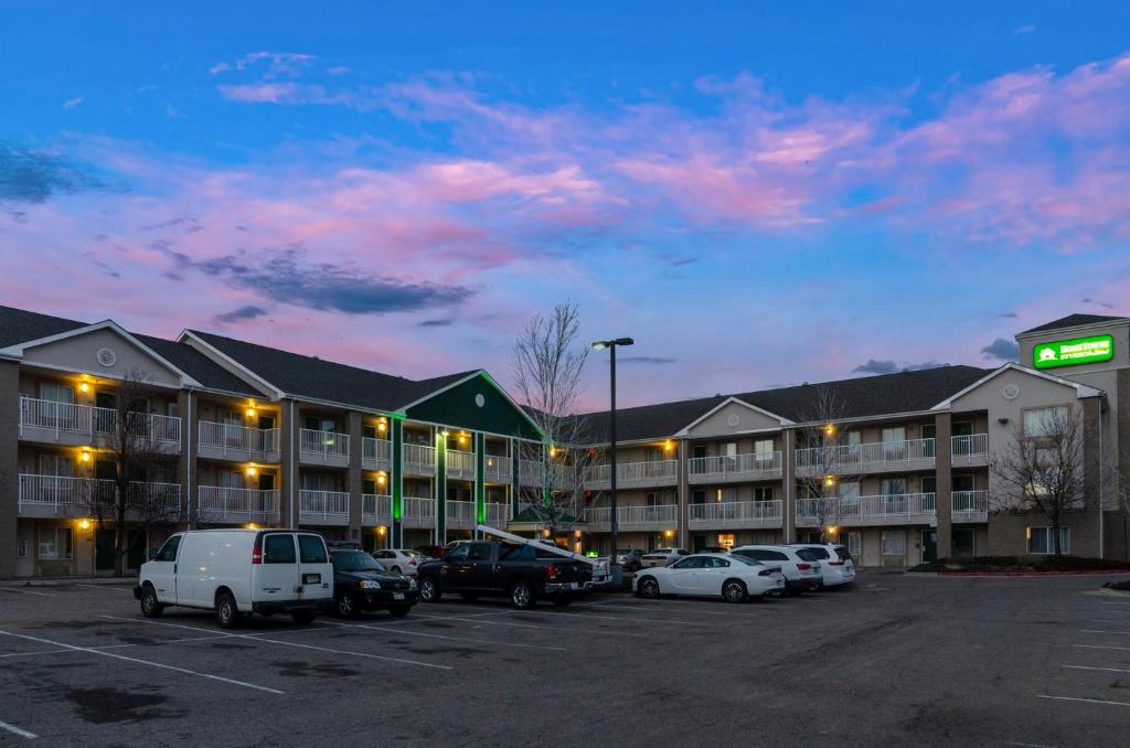 a parking lot in front of a hotel at HomeTowne Studios by Red Roof Denver - Airport/Aurora in Aurora
